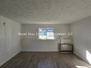 22 Hillside Ln-Unit -1 in Lewiston, ME - Foto de edificio - Building Photo