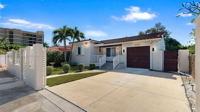 3770 SW 1st St in Coral Gables, FL - Foto de edificio - Building Photo