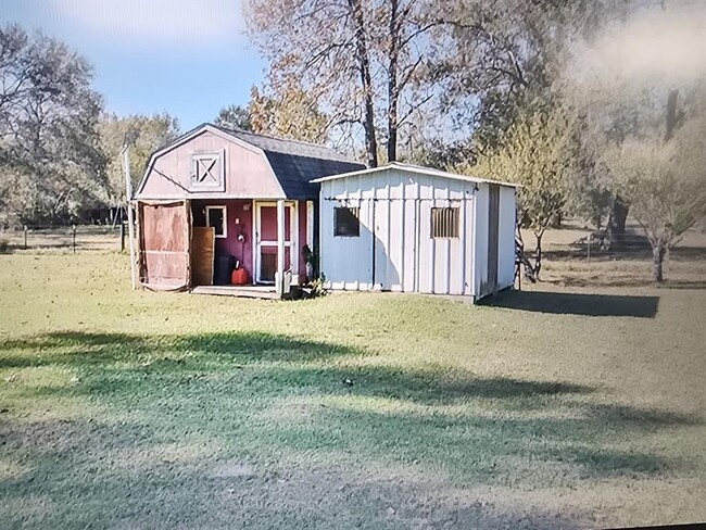 698 Willow Ln in Livingston, TX - Foto de edificio - Building Photo