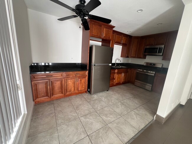 6906 Marbrisa Ave, Unit D in Huntington Park, CA - Foto de edificio - Building Photo