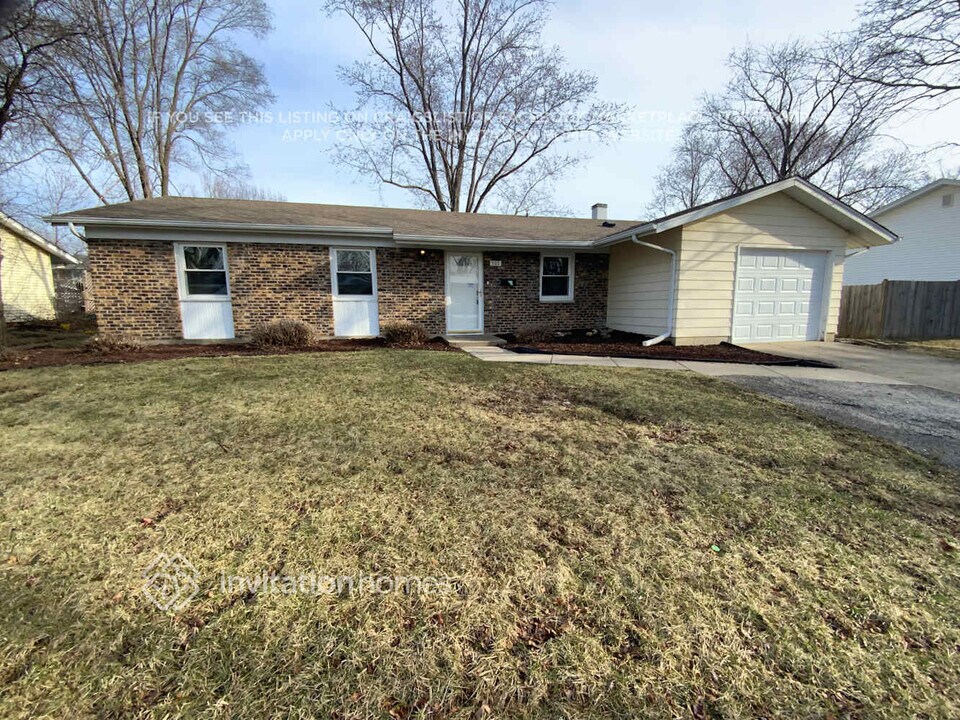 906 E Sayles Dr in Palatine, IL - Foto de edificio