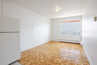 4290-4320 Métropolitain E in Montréal, QC - Building Photo - Building Photo