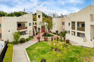 1119 Albany St in Los Angeles, CA - Foto de edificio - Building Photo