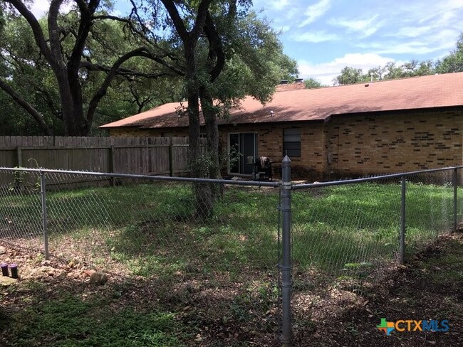 401 Quail Run Dr in San Marcos, TX - Building Photo - Building Photo