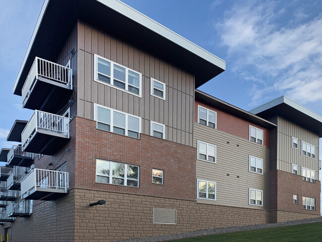 Depot on Main in Zimmerman, MN - Foto de edificio - Building Photo