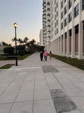 2899 Collins Ave in Miami, FL - Foto de edificio - Building Photo