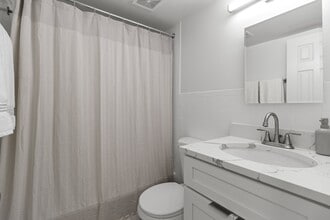 Halpine View in Rockville, MD - Foto de edificio - Building Photo