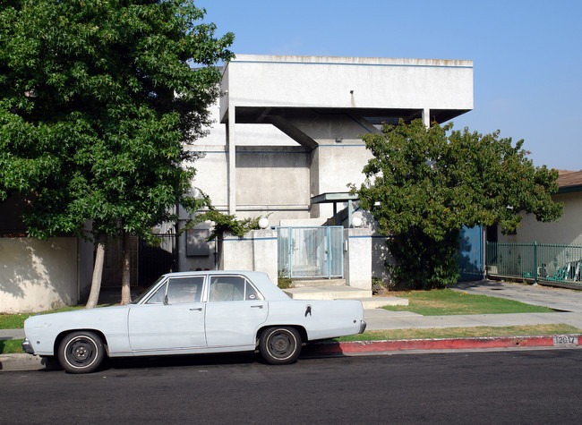 12617 Eucalyptus Ave. in Hawthorne, CA - Foto de edificio - Building Photo