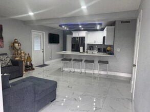 7703 NW 74th Ave in Tamarac, FL - Building Photo - Building Photo
