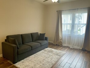 443 E Dover St, Unit A in Milwaukee, WI - Building Photo - Building Photo
