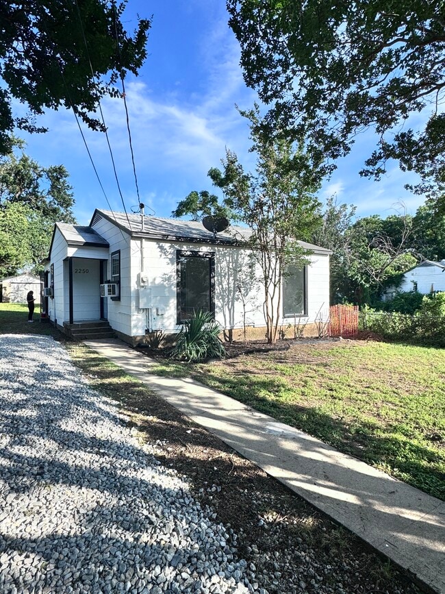 2250 Mail Ave in Dallas, TX - Building Photo - Building Photo