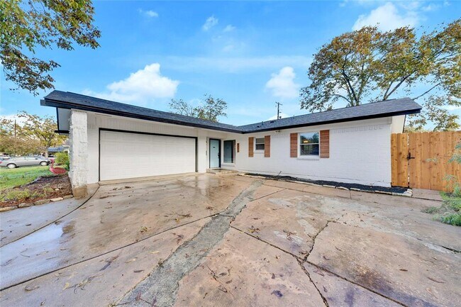 8213 Briarwood Ln in Austin, TX - Building Photo - Building Photo