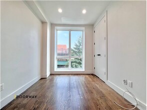 321 Woodbine St in Brooklyn, NY - Building Photo - Building Photo