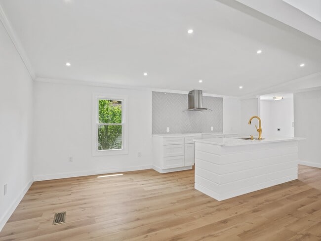 28 Crescent Park Rd in Westport, CT - Building Photo - Building Photo