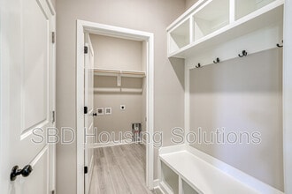 27421 E Oak Vw Dr in Lone Jack, MO - Building Photo - Building Photo