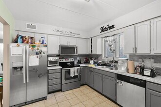 11045 Theresa Cir in Palos Hills, IL - Building Photo - Building Photo