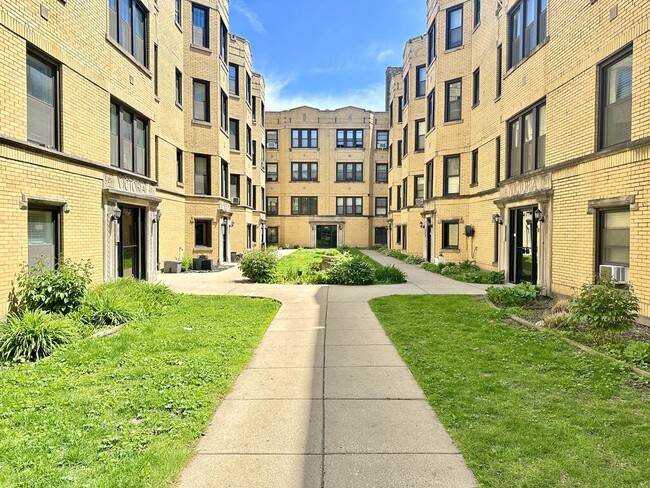 property at 3817.5 N Greenview Ave