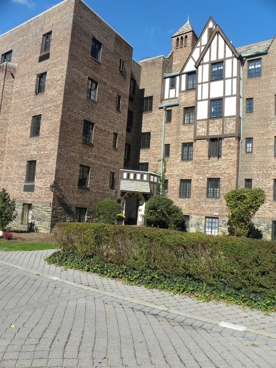 Blind Brook Lodge in Rye, NY - Building Photo