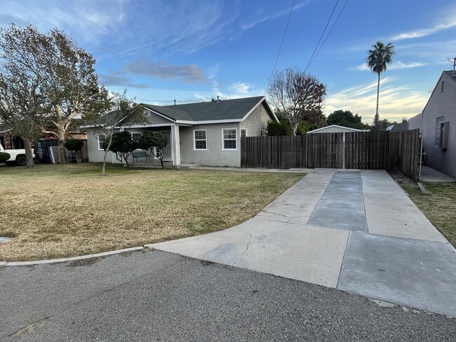 18227 Bonnie Ln in Fontana, CA - Foto de edificio - Building Photo