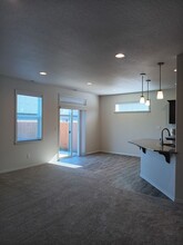 882 Ponderosa St in Independence, OR - Foto de edificio - Building Photo