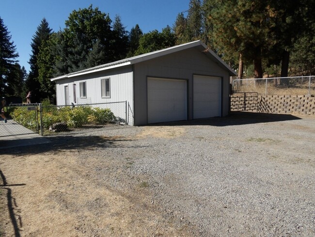 7495 N 16th St in Dalton Gardens, ID - Building Photo - Building Photo