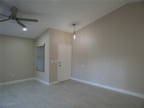 8221 James Grayson Dr in Las Vegas, NV - Building Photo - Building Photo