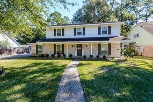 5731 Old Lodge Dr in Houston, TX - Building Photo