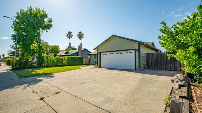 1623 Oneel Dr in Petaluma, CA - Building Photo - Building Photo