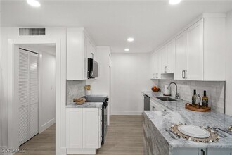 342 Harbour Dr in Naples, FL - Building Photo - Building Photo