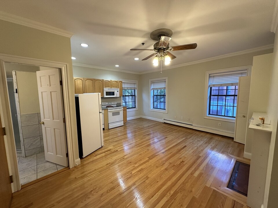 57 Gainsborough St, Unit #4 in Boston, MA - Building Photo