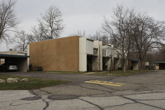 Whitewood Condominiums in Twinsburg, OH - Foto de edificio - Building Photo