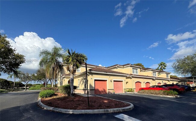 2557 Centergate Dr in Miramar, FL - Building Photo - Building Photo