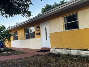 2201 N 56th Terrace in Hollywood, FL - Building Photo - Building Photo