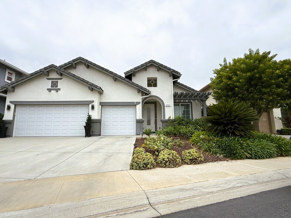 1363 Del Verde Ct in Thousand Oaks, CA - Building Photo