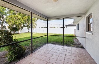 206 SE Santa Barbara Pl in Cape Coral, FL - Building Photo - Building Photo