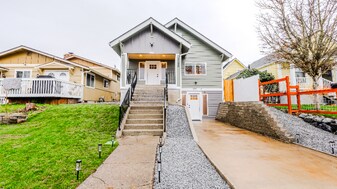 2106 Oakes Ave in Everett, WA - Building Photo