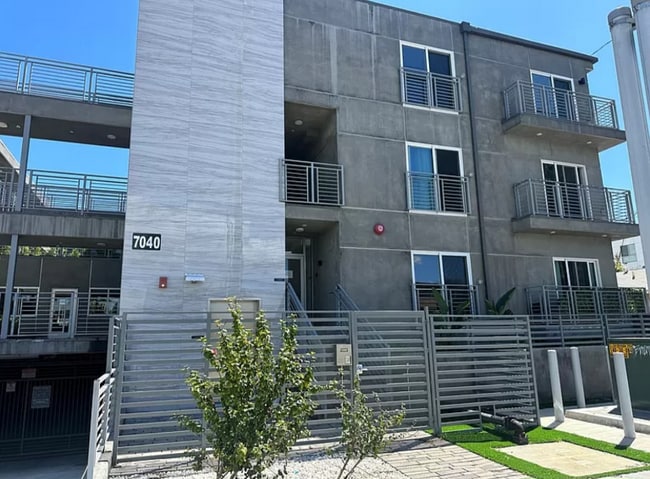 7040 Woodman Ave, Unit 106 in Los Angeles, CA - Foto de edificio - Building Photo