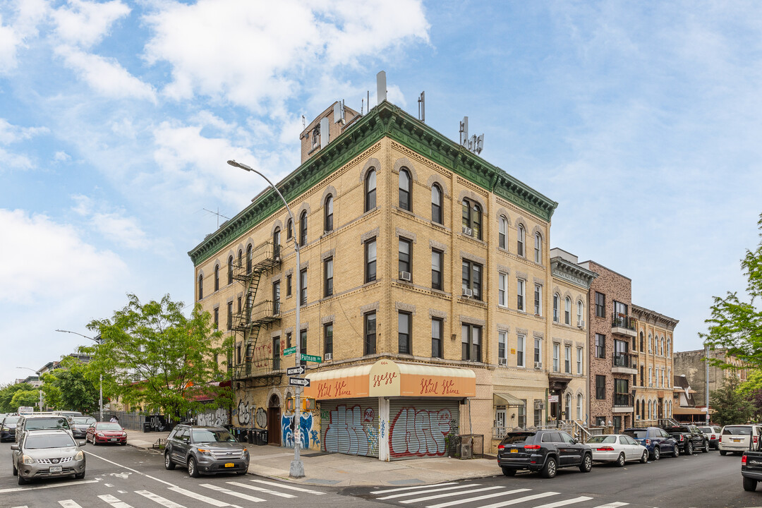 660 Knickerbocker Ave in Brooklyn, NY - Building Photo