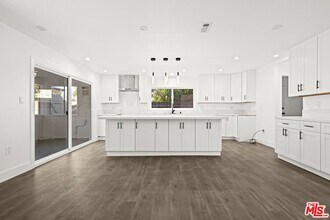 6257 Lindley Ave in Los Angeles, CA - Building Photo - Building Photo