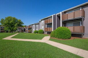 The Raintree Apartments in Birmingham, AL - Building Photo