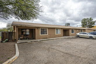 222 W Roger Rd in Tucson, AZ - Foto de edificio - Building Photo