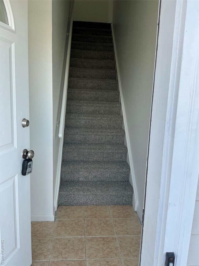 63 Pipetown Hill Rd in Nanuet, NY - Foto de edificio - Building Photo