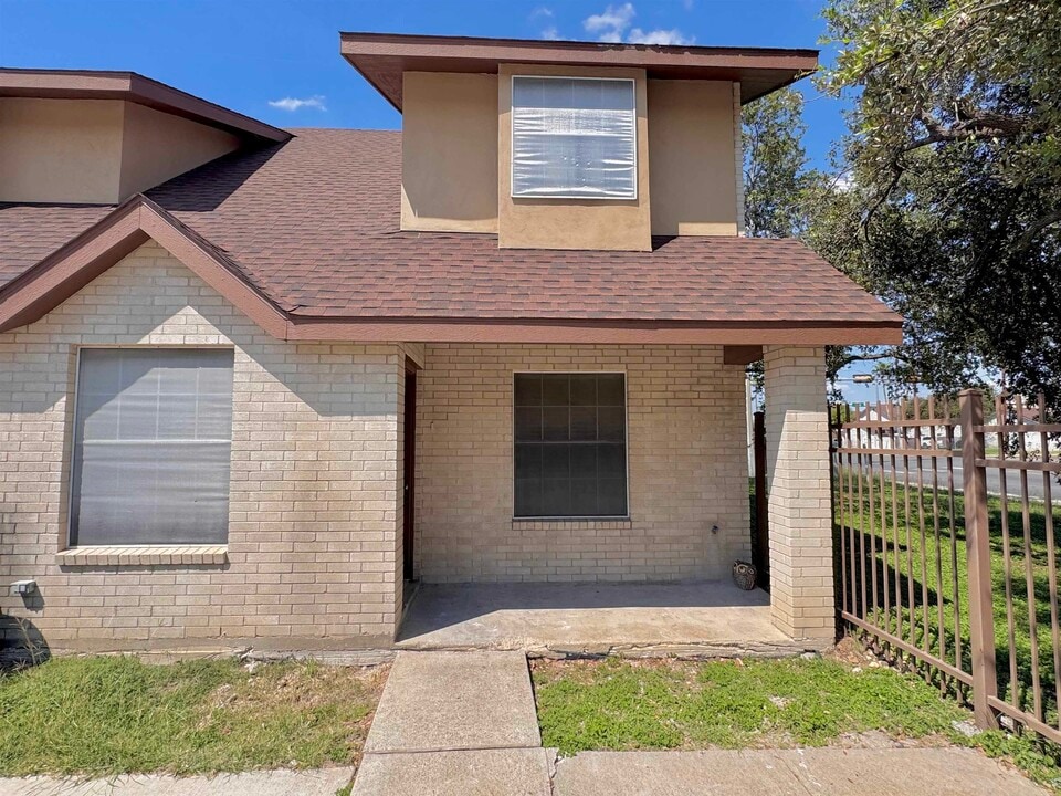 8710 McPherson Rd in Laredo, TX - Building Photo