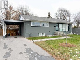 18 Deerfield Rd in Toronto, ON - Building Photo