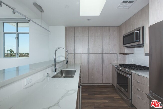 950 S Fairfax Ave in Los Angeles, CA - Building Photo - Building Photo