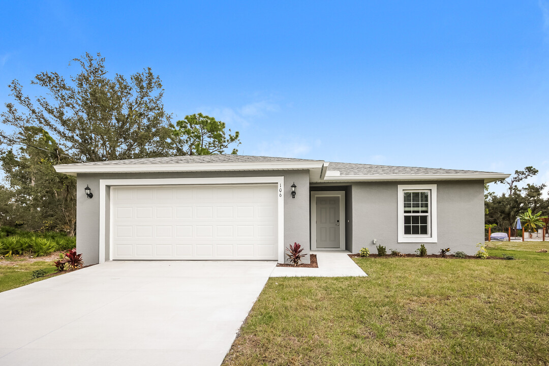 106 Baldur Dr in Port Charlotte, FL - Building Photo