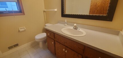 2425 S 75th St, Unit #1 Lower in West Allis, WI - Building Photo - Building Photo