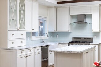 501 Pier Ave in Santa Monica, CA - Building Photo - Building Photo