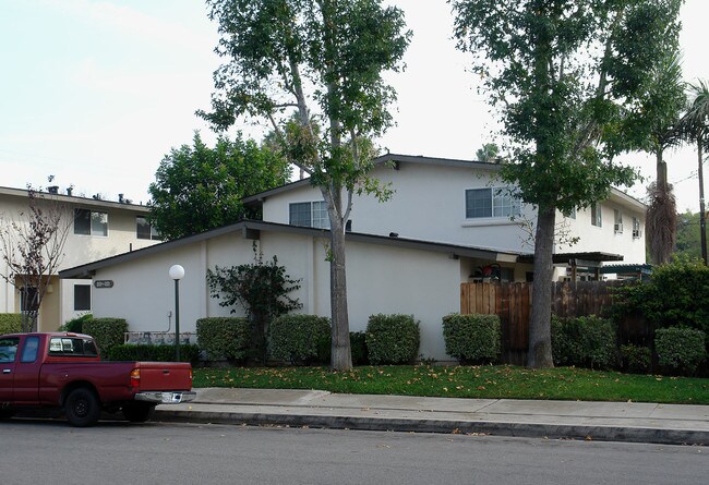 221 S McCoy Rd in Orange, CA - Foto de edificio - Building Photo