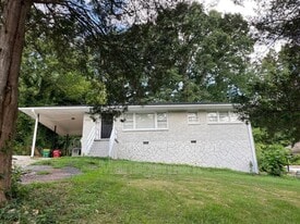 4555 Hillpine Rd in Forest Park, GA - Building Photo